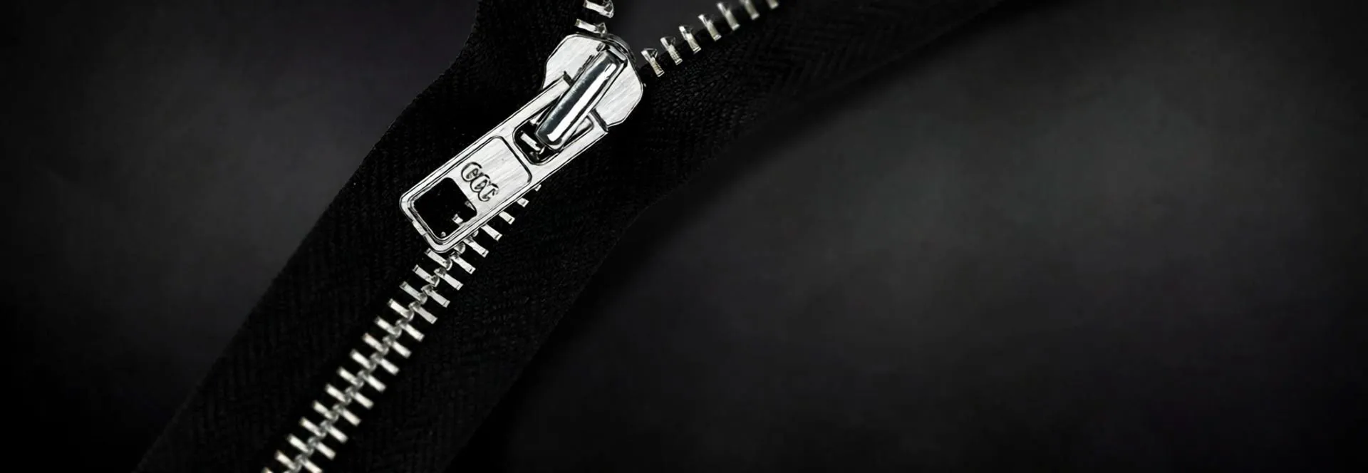 Imagem do zíper preto com dentes e cursor em prata - metal - GCC